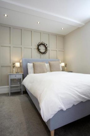 The Courtyard by Chateau Anna, Central York - Free parking